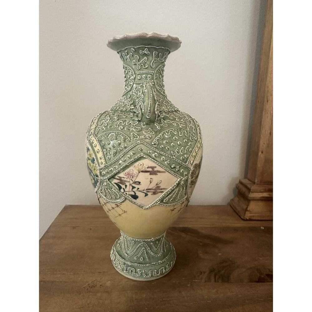 Antique Japanese Heavy Moriage Vase With Hand Painted Crane. 10”T - Picture 4 of 9